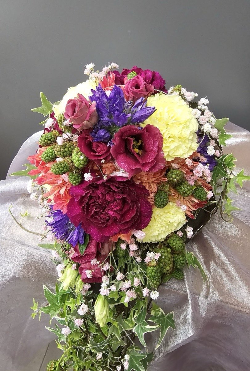 Handgebundener Brautstrauß mit Rosen, Nelken, Glockenblumen und Efeu