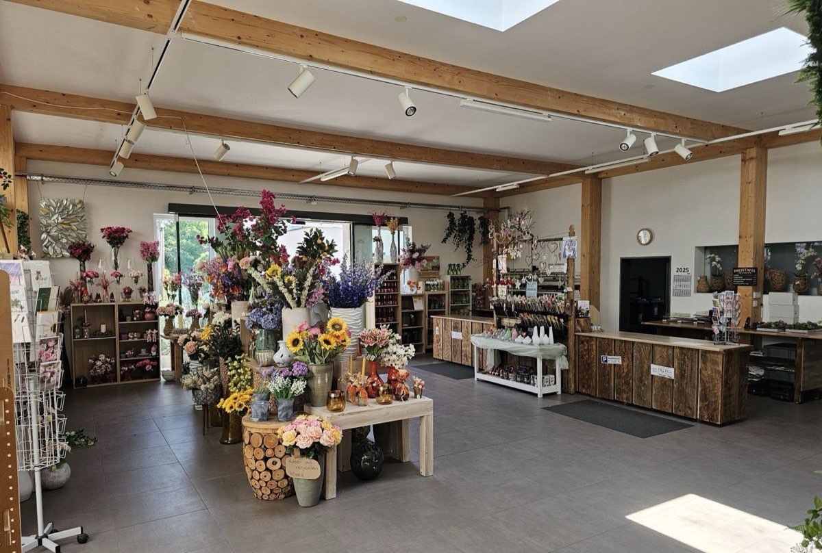 Verkaufsraum der Gärtnerei Diehm mit Sträußen, Trockenblumen und Geschenkartikeln